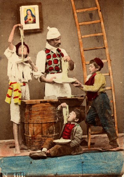 Kinderen eten spaghetti met de handen, Napels, ca. 1865 (afdruk op dubbelgewicht papier) door Giorgio Conrad