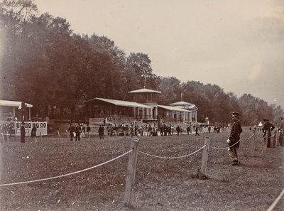 Politieagent op een renbaan tijdens een paardenrace door Giorgio Enrico (attr.to) Levi