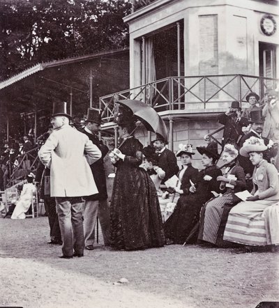 Toeschouwers in de tribunes bepalen de uitkomst van een race op de renbaan het Cascine Park: J. Halphon, Miss Serjeaf, hertogin Brindisi, hertogin Rohorn, gravin Della Gherardesca, de markies Bellisomi, Gondi door Giorgio Enrico (attr.to) Levi
