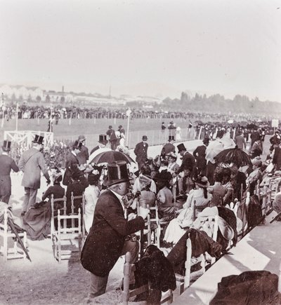 Toeschouwers renbaan in het Cascine Park: Generaal Pralormo, Neri Corsini, Alberto Rignano, Gennaro Placci, gravin Maud Ricci, gravin van Perkenstein door Giorgio Enrico (attr.to) Levi