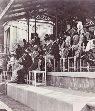 Toeschouwers renbaan in het Cascine Park: de gravin Cenami met haar dochters, Levi, graaf Gondi, mevrouw Van der Keim en stiefdochter door Giorgio Enrico (attr.to) Levi