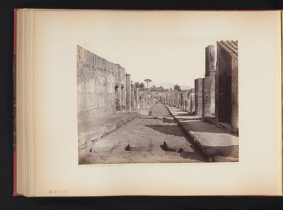 Gezicht op de Strada della Abbondanza te Pompeï, Italië door Giorgio Sommer (attributed to)