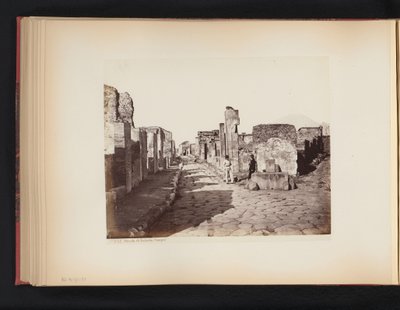Gezicht op de Strada di Salustio te Pompeï, Italië door Giorgio Sommer (attributed to)