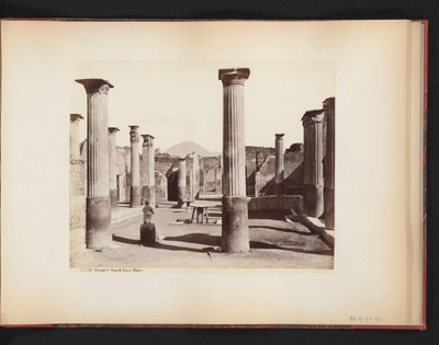 Gezicht op de ruïne van het huis van Marco Olconio te Pompeï, Italië door Giorgio Sommer (attributed to)