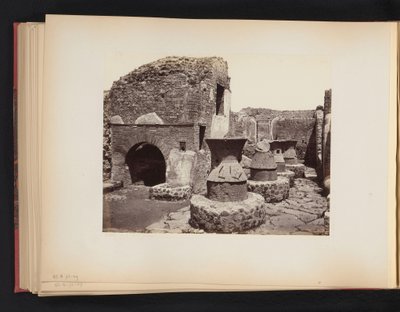 Ruïne van een bakkerij te Pompeï door Giorgio Sommer (attributed to)