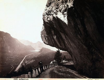 Een weg in de Brünigpass-bergen, in Zwitserland door Giorgio Sommer