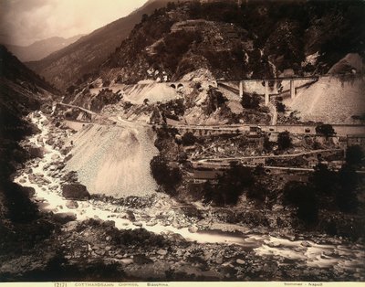 Een stuk van de San Gottardo spoorlijn tussen Giornico en Biasca door Giorgio Sommer