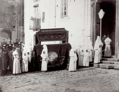 Begrafenisstoet van de Congregatie van San Francesco in Napels. Op de voorgrond, voor een kerk, begeleiden talrijke 