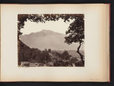 Gezicht op Capri vanaf het vasteland, Italië door Giorgio Sommer