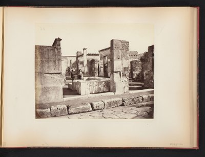 Gezicht op de ruïne van het Casa di Salustio te Pompeï, Italië door Giorgio Sommer