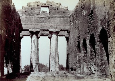 Interieur van de Tempel van de Concordia in de Vallei van de Tempels in Agrigento. Op de voorgrond twee Dorische zuilen; aan de zijkanten een gebogen perimeterwand door Giorgio Sommer