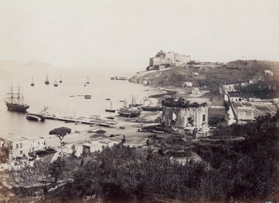 Panorama van de pittoreske Golf van Baia (Napels), bezaaid met zeilboten. Op de voorgrond, tegenover de kleine pier, is de Tempel van Venus. Op de achtergrond, op een voorgebergte, is het zestiende-eeuwse kasteel van de onderkoning door Giorgio Sommer
