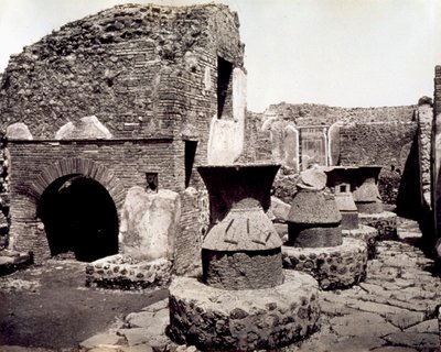 Pompei: uitzicht op een bakkerij door Giorgio Sommer
