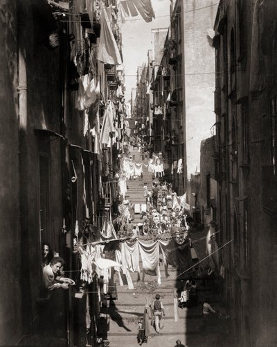 Straatscène, Napels, Italië door Giorgio Sommer