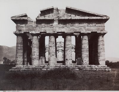 De Tempel van Neptunus of Poseidon in Paestum door Giorgio Sommer