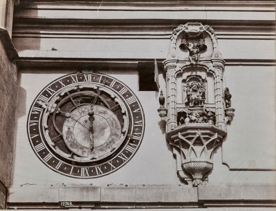 Het kwadrant van de Klokkentoren in Bern, door Kaspar Brunnen (1527-1530). Naast de astronomische klok een nieuwskiosk met beeldjes die door het mechanisme van de klok zelf vier minuten voor het uur worden gedraaid door Giorgio Sommer