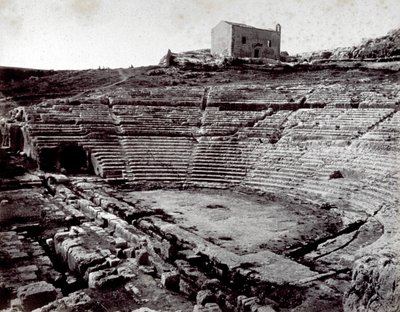 De overblijfselen van het Griekse Theater in Siracusa in het Monumentale Park van de Neàpoll. Op de voorgrond de halfronde orkestbak en de cavea door Giorgio Sommer