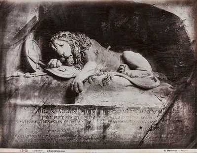 Het gebeeldhouwde monument van een leeuw door Lukas Ahorn in een rotswand in een klein park van Lucerna door Giorgio Sommer
