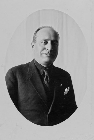 Album "Duce": Benito Mussolini paspoortfoto in burgerkleding door Giovanni Agosto
