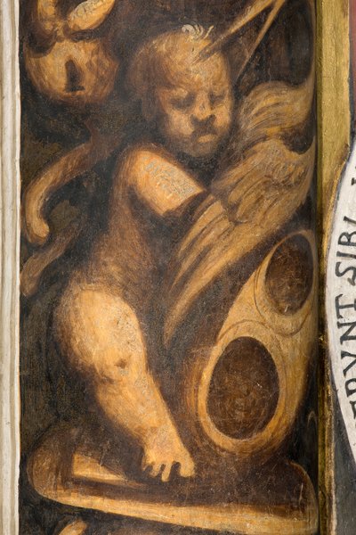 Centrale beuk, Lesena bovenste deel boven kapiteel eerste en tweede overspanning Zuid, IL Pordenone, Putto, Detail door Giovanni Antonio Pordenone