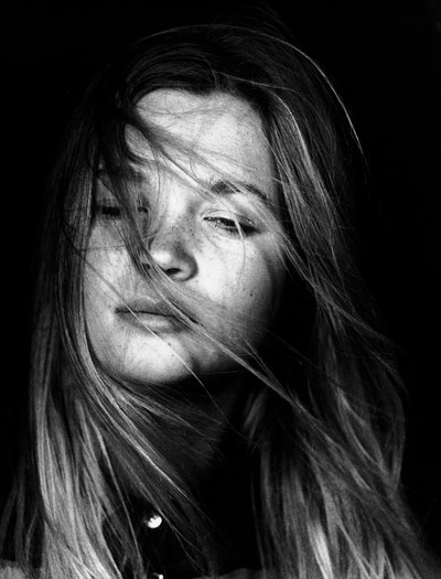 "Marilù". Portret van een jonge vrouw met door de wind verward haar door Phillipe de Marlier