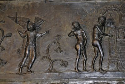 Ottoonse kunst: Adam en Eva verdreven uit het paradijs. Rond 1015. Beeldhouwwerk op een van de bronzen deuren van de Kathedraal Sint-Maria in Hildesheim (Duitsland). door Phillipe de Marlier