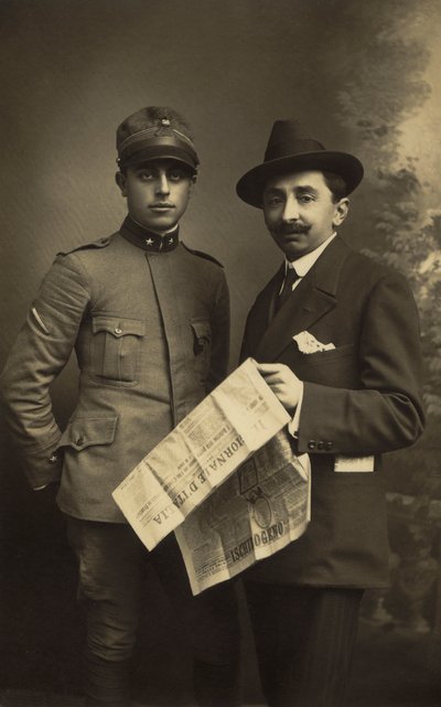 Portret van een mannelijk paar, een in militair uniform, en de ander met de "Giornale d