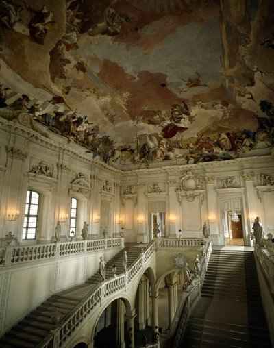 Uitzicht op de Grote Trap en plafond met de Allegorie van de Vijf Continenten door Giovanni Battista Tiepolo
