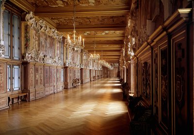 Renaissance architectuur: uitzicht op de galerij van François I in het kasteel van Fontainebleau gemaakt door Rosso Fiorentino met de samenwerking van Primaticcio vanaf 1523. Seine en Marne door Giovanni Battista Rosso Fiorentino
