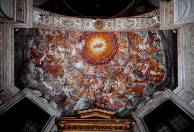 Engelen in glorie koepel versierd met fresco