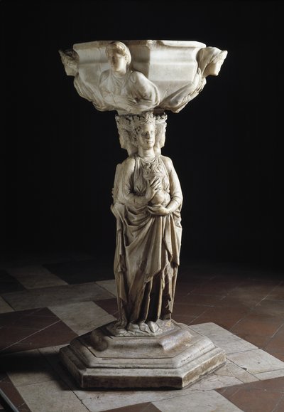 Wijwaterbak aan de pilaar versierd met de drie theologische deugden en de kuip versierd met de bustes van de vier kardinale deugden door Giovanni Pisano