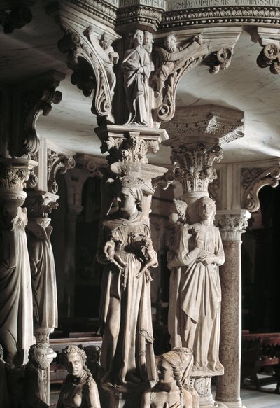 Detail van de gebeeldhouwde groepen die de stoel ondersteunen, gemaakt door Giovanni Pisano: de Kerk voedt haar kinderen (detail) door Giovanni Pisano