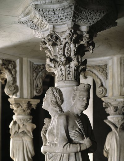 Detail van de gebeeldhouwde groepen die de Stoel ondersteunen, gemaakt door Giovanni Pisano (1248-1314): de Theologische Deugden door Giovanni Pisano