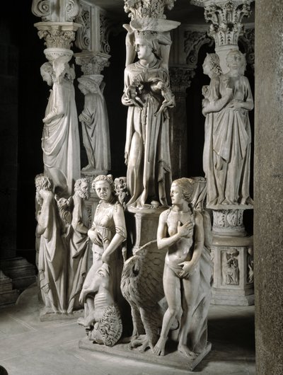 Detail van de gebeeldhouwde groepen die de stoel ondersteunen, gemaakt door Giovanni Pisano: de Kerk voedt haar kinderen en twee van de vier kardinale deugden (detail) door Giovanni Pisano