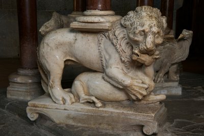 Leeuw, op de preekstoel in de kerk van Sant