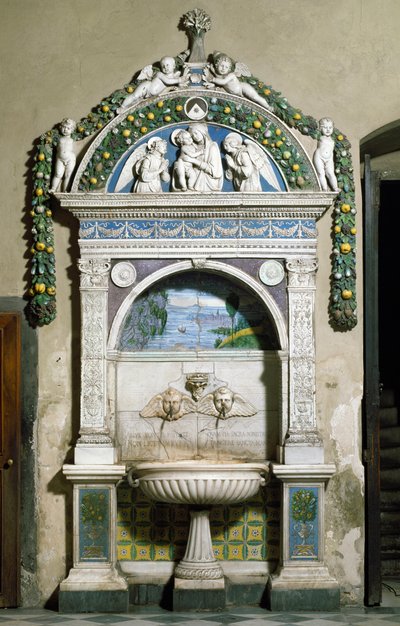 Gedecoreerde fontein met een hoog reliëf in marmer en terracotta door Giovanni della Robbia (1469-1529) 1498. Sacristie van Santa Maria Novella, Florence door Giovanni della Robbia