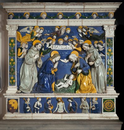 De geboorte van Christus met Sint Franciscus van Assisi en Sint Antonius van Padua. Voorstelling van de Heilige Drie-eenheid met God, Jezus Christus en de duif van de Heilige Geest. Hoogreliëf keramiek door Giovanni della Robbia (1469-1529) circa 1485 door Giovanni della Robbia
