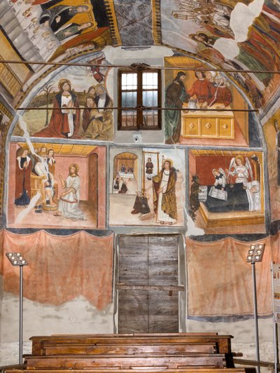 De hoofdingang van de Botoneri-kapel met de schilderijen die de Passie van Christus uitbeelden door Giovanni di Cherasco Botoneri