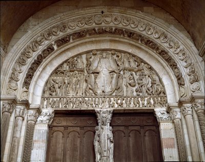 Romaanse kunst: Tympanum gebeeldhouwd dat het laatste oordeel voorstelt. Beeldhouwwerk van Meester Gislebertus door Gislebertus