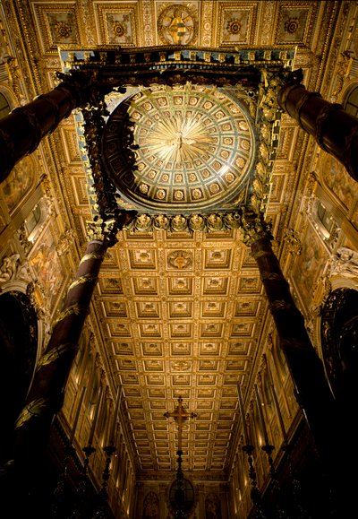 Zicht op het plafond met houten kisten gemarkeerd en verguld door Giuliano da Sangallo en hoofdaltaar gemaakt door architect Ferdinando Fuga. Basiliek van Santa Maria Maggiore, Rome door Giuliano Giamberti da Sangallo