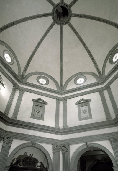 Gezicht op de achthoekige sacristie gebouwd naar een ontwerp van Giuliano da Sangallo door Giuliano Giamberti da Sangallo