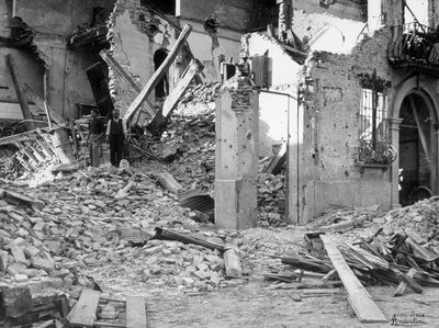 De bombardementen van Sermide. Twee mensen tussen het puin van een verwoest gebouw door Giulio Anderlini