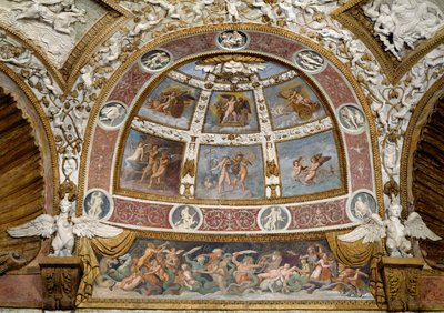 Camera delle Aquile, detail van het plafond met een fries van een strijd tussen tritons en centauren, een lunet erboven met mythologische scènes en een kader van stucdecoratie (detail) door Giulio Romano