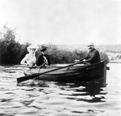 Guy de Maupassant in een Boot met Genevieve Straus en Colette Dumas Lippman, ca. 1889 door Giuseppe Primoli