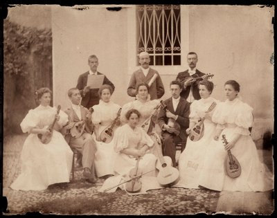 Groepsportret van zittende muzikanten, c.1900 door Giuseppe Wulz