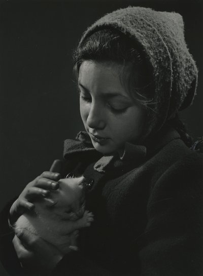Meisje met een witte kitten in haar armen. Begin jaren 1950 door Godfrey Macdominic