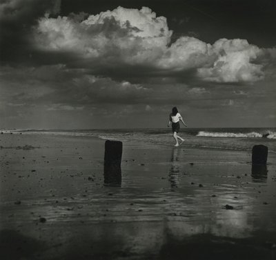 Kind speelt met de golven op het strand door Godfrey Macdominic