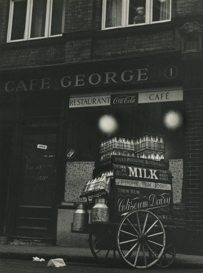 Straatscène in Londen jaren 1950 door Godfrey Macdominic