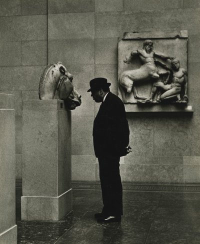 Man kijkt naar sculpturen in het British Museum, Londen jaren 1950 door Godfrey Macdominic