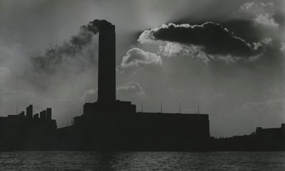 Thames-side elektriciteitscentrale, Londen jaren 1950 door Godfrey Macdominic